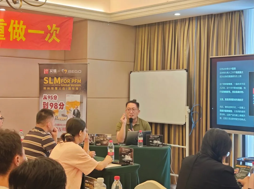 张总向合作伙伴介绍义佳旗下产品